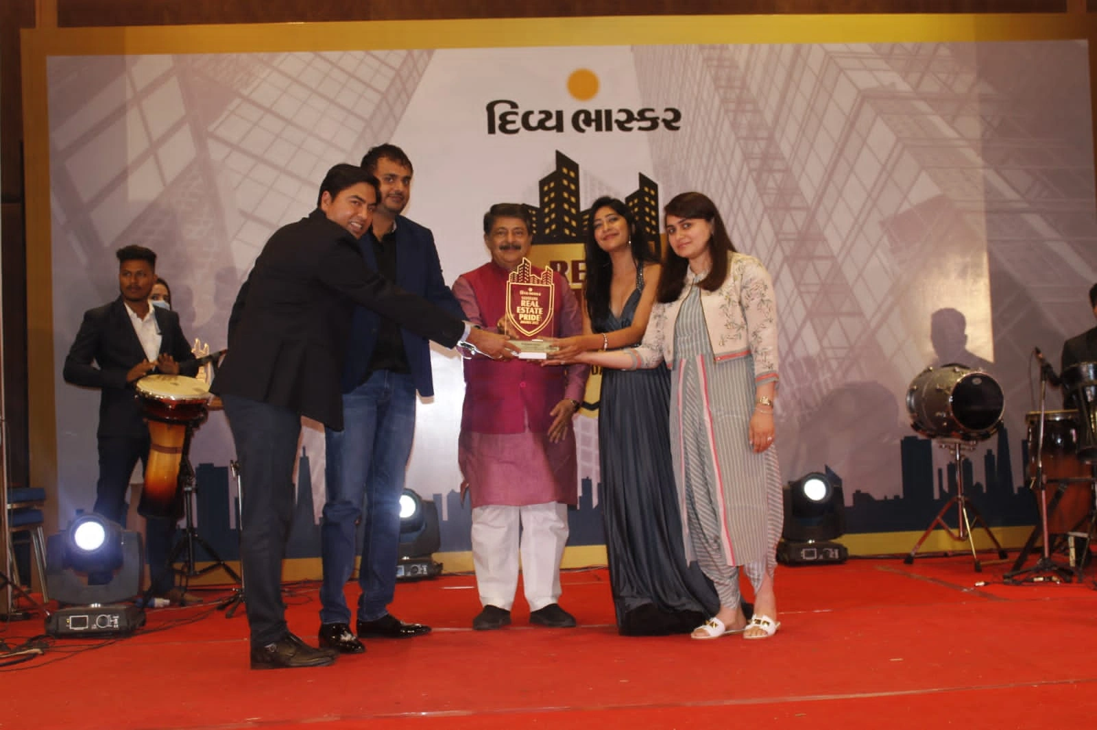 Courtyard Group receiving prestigious award at Divya Bhaskar Property Expo 2024 ceremony in Gujarat